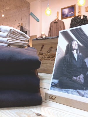Nachhaltige Basics für Männer und Frauen im Concept Store veganized 